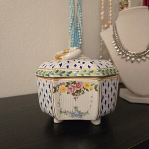 Vintage Royal Europe peinte a la main Floral 2pc Trinket Box